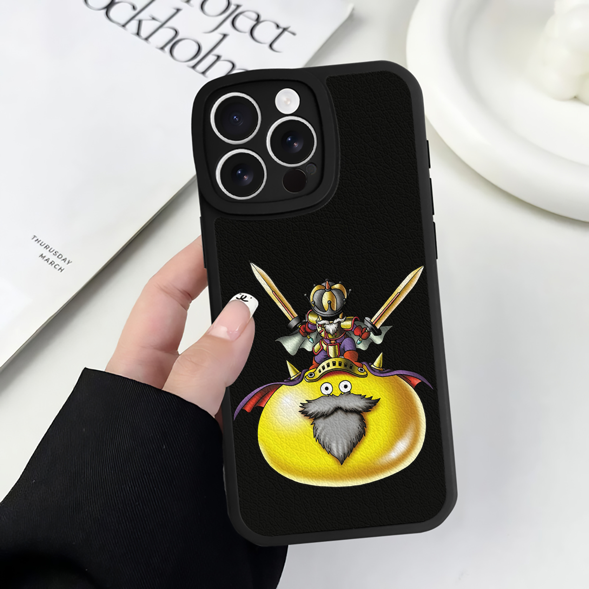 （画像用） ドラゴンクエスト Doragon Kuesuto Dragon Quest 【iPhone 16シリーズ対応】シリコンスマホケース（レザー調） 材質：シリコン